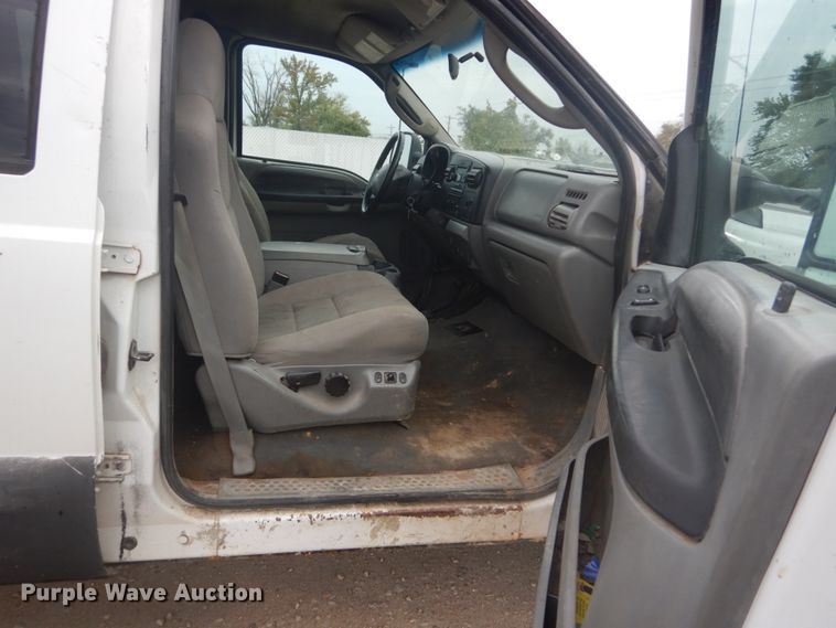 image for item JG9010 2005 Ford F550 Super Duty XLT  Crew Cab flatbed truck