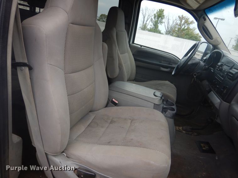 image for item JG9010 2005 Ford F550 Super Duty XLT  Crew Cab flatbed truck