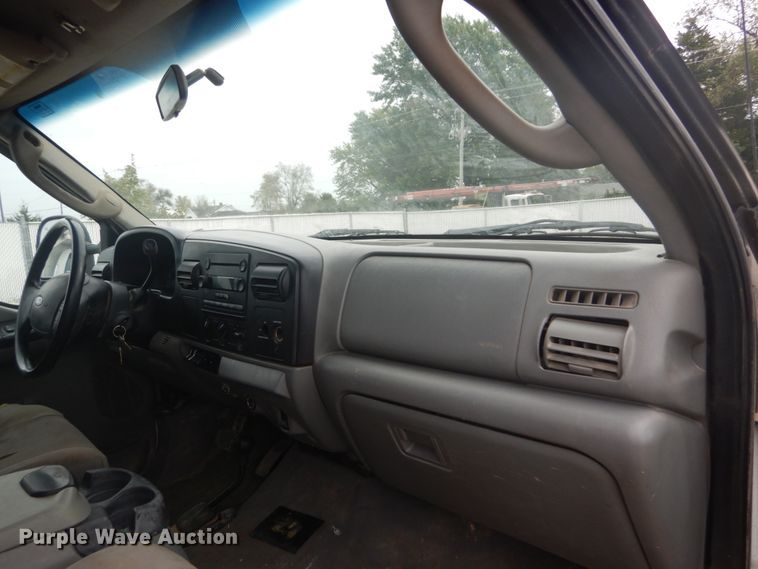 image for item JG9010 2005 Ford F550 Super Duty XLT  Crew Cab flatbed truck