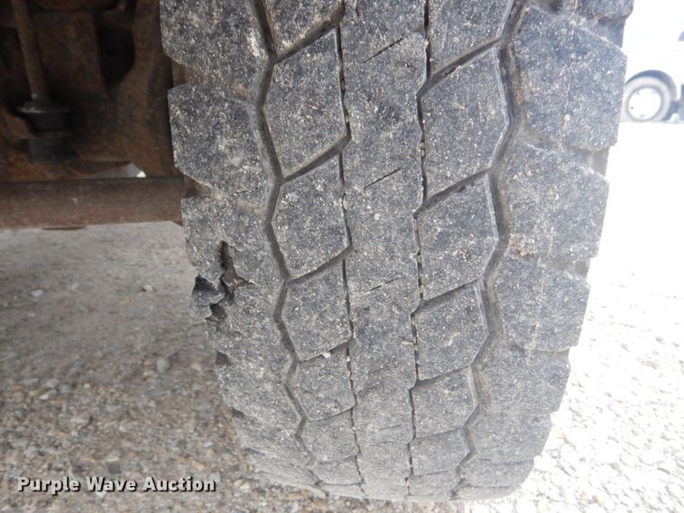 image for item JG9010 2005 Ford F550 Super Duty XLT  Crew Cab flatbed truck