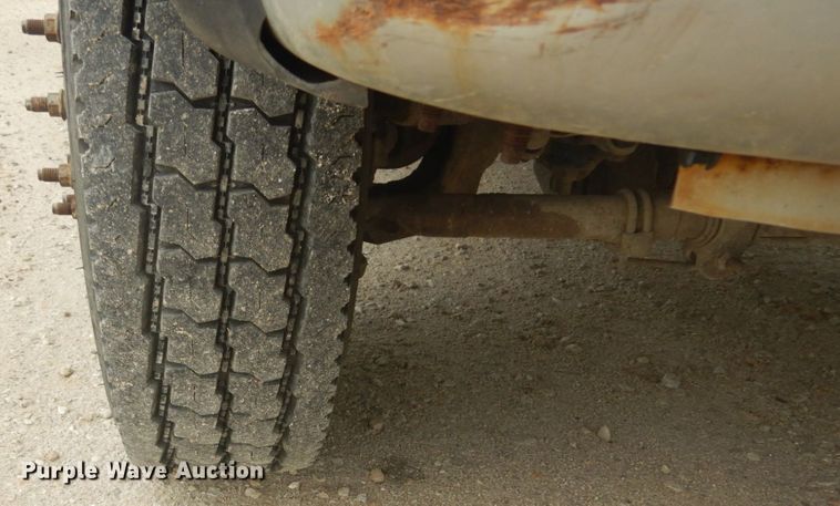 image for item JG9010 2005 Ford F550 Super Duty XLT  Crew Cab flatbed truck