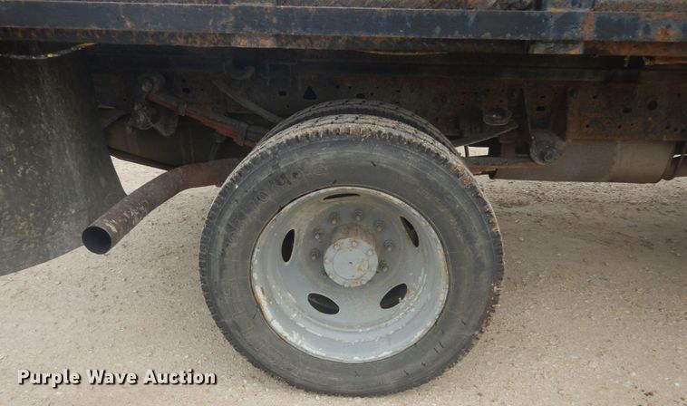 image for item JG9010 2005 Ford F550 Super Duty XLT  Crew Cab flatbed truck
