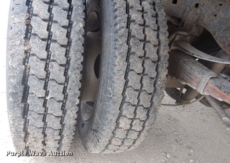 image for item JG9010 2005 Ford F550 Super Duty XLT  Crew Cab flatbed truck