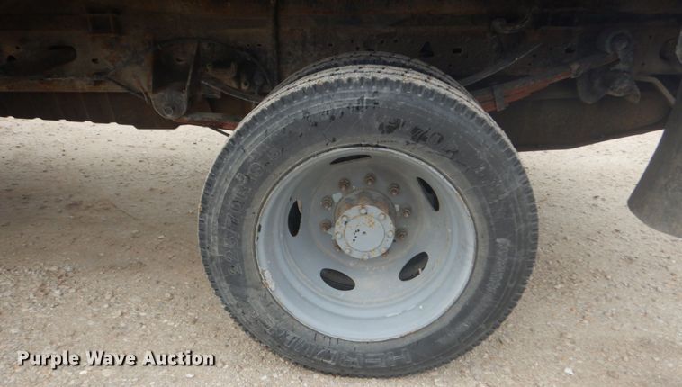 image for item JG9010 2005 Ford F550 Super Duty XLT  Crew Cab flatbed truck