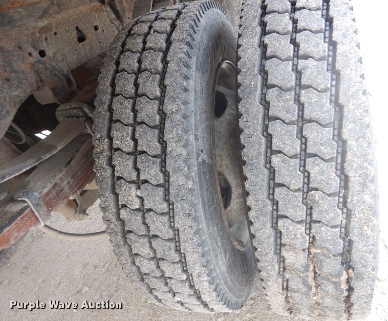 image for item JG9010 2005 Ford F550 Super Duty XLT  Crew Cab flatbed truck