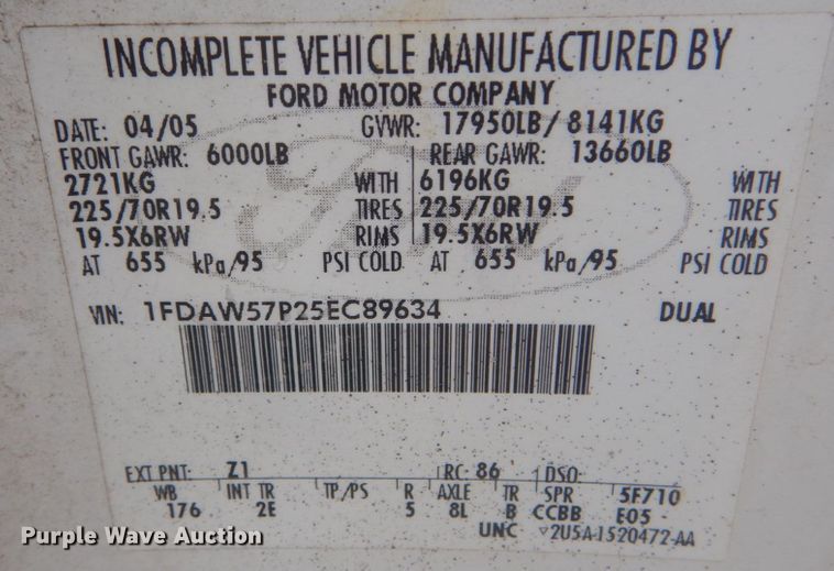 image for item JG9010 2005 Ford F550 Super Duty XLT  Crew Cab flatbed truck