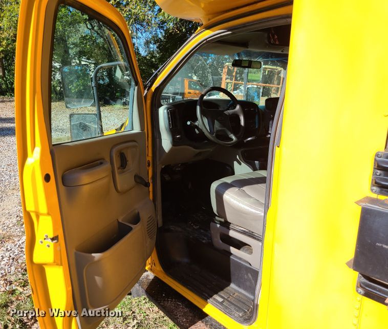 image for item JG9280 2001 Chevrolet Express 3500  school bus