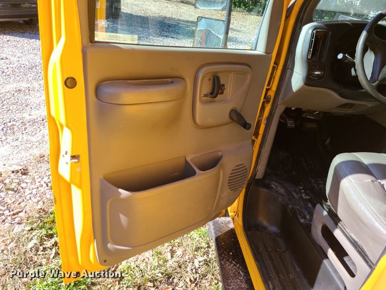 image for item JG9280 2001 Chevrolet Express 3500  school bus