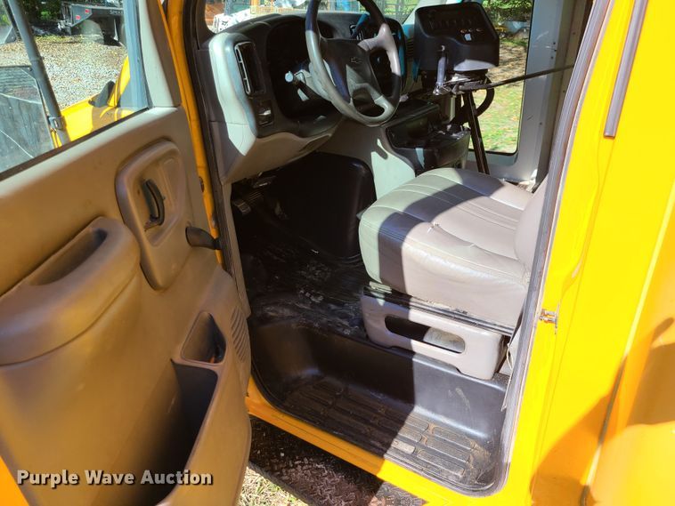 image for item JG9280 2001 Chevrolet Express 3500  school bus