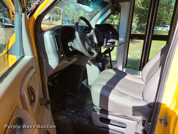 image for item JG9280 2001 Chevrolet Express 3500  school bus