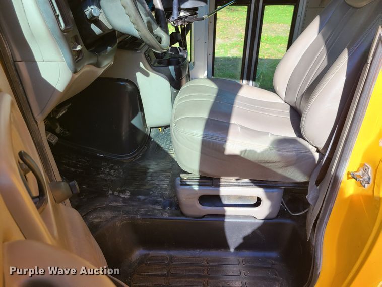 image for item JG9280 2001 Chevrolet Express 3500  school bus