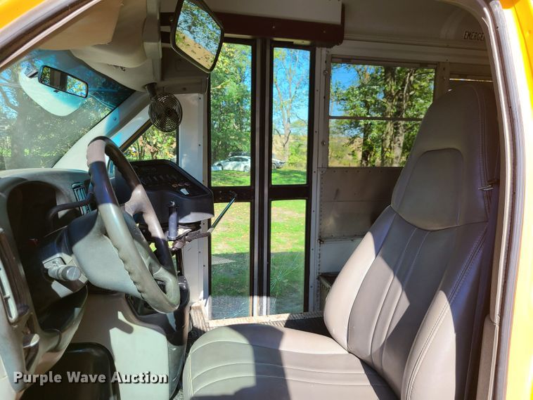 image for item JG9280 2001 Chevrolet Express 3500  school bus