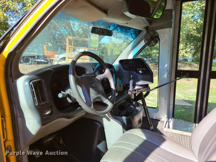 image for item JG9280 2001 Chevrolet Express 3500  school bus