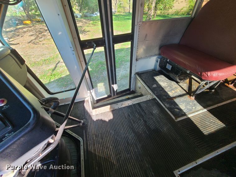 image for item JG9280 2001 Chevrolet Express 3500  school bus