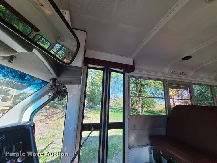 image for item JG9280 2001 Chevrolet Express 3500  school bus