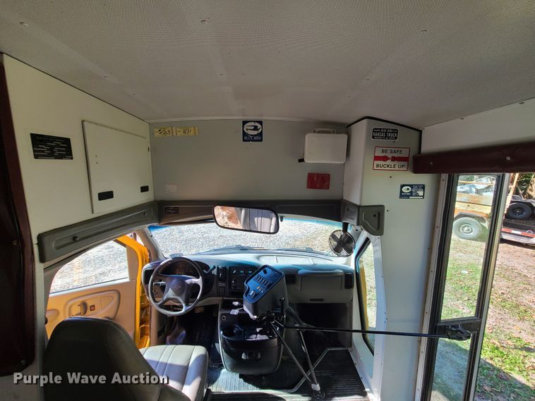 image for item JG9280 2001 Chevrolet Express 3500  school bus