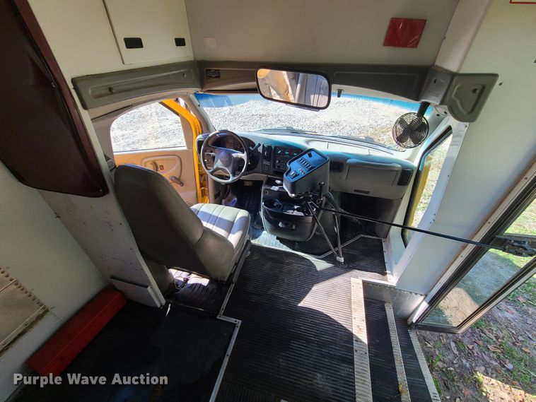 image for item JG9280 2001 Chevrolet Express 3500  school bus