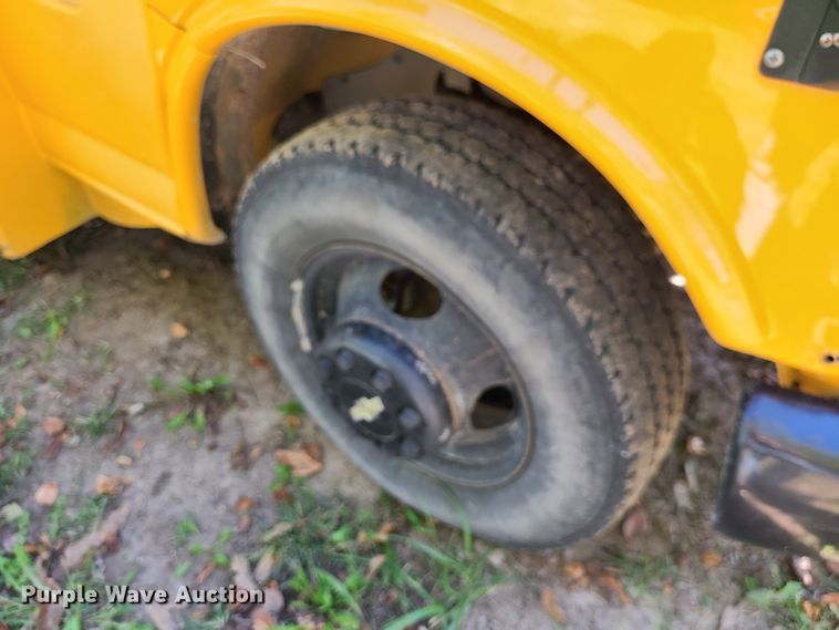 image for item JG9280 2001 Chevrolet Express 3500  school bus