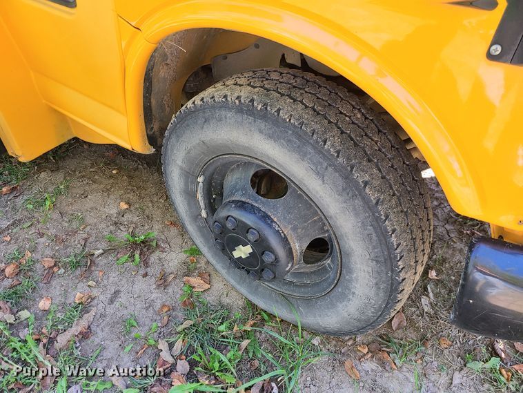 image for item JG9280 2001 Chevrolet Express 3500  school bus