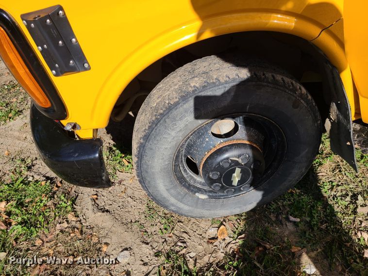 image for item JG9280 2001 Chevrolet Express 3500  school bus