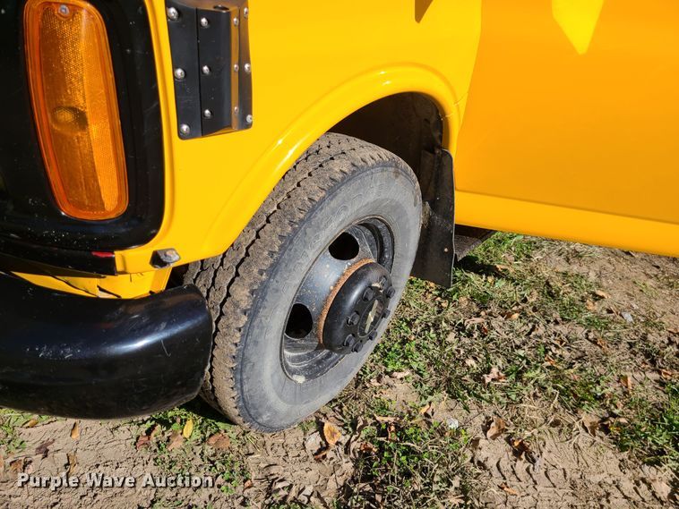 image for item JG9280 2001 Chevrolet Express 3500  school bus
