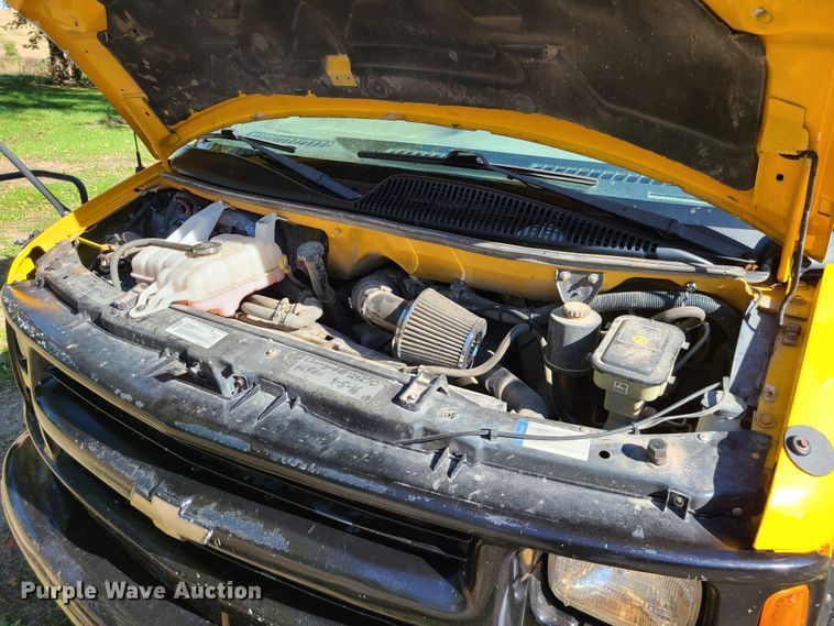 image for item JG9280 2001 Chevrolet Express 3500  school bus