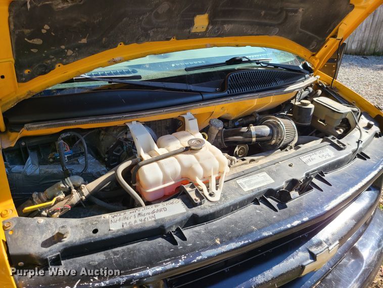 image for item JG9280 2001 Chevrolet Express 3500  school bus