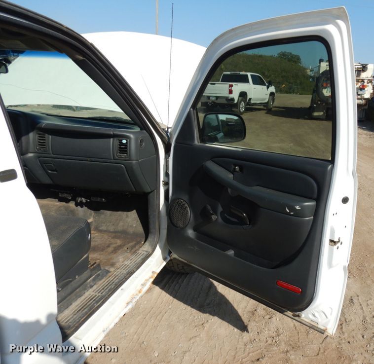 image for item JQ9194 2002 Chevrolet Silverado 1500  pickup truck