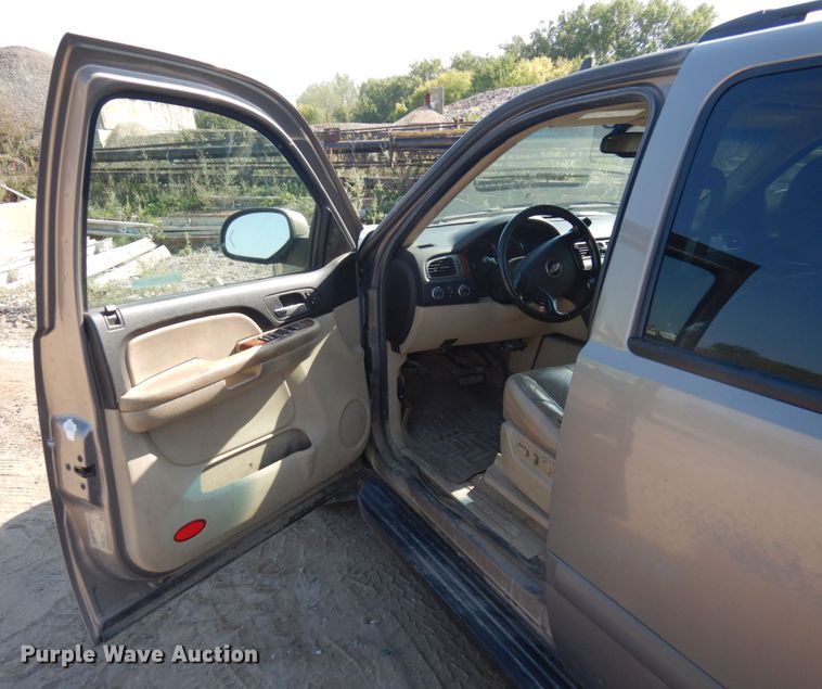 image for item JQ9195 2007 Chevrolet Suburban LT  SUV