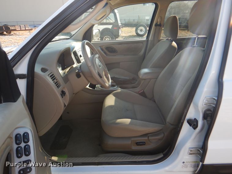 image for item JS9177 2005 Ford Escape  SUV