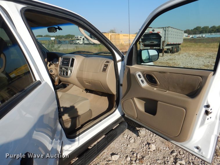 image for item JS9177 2005 Ford Escape  SUV