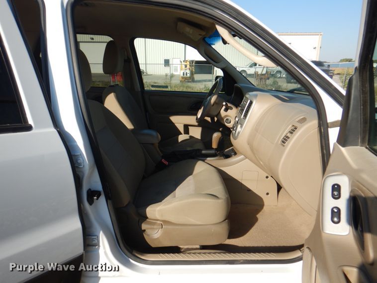image for item JS9177 2005 Ford Escape  SUV