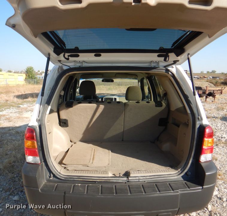 image for item JS9177 2005 Ford Escape  SUV