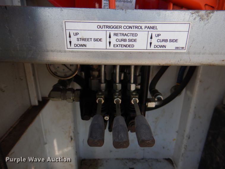 image for item JS9186 2014 Ford F550 Super Duty  utility / service truck