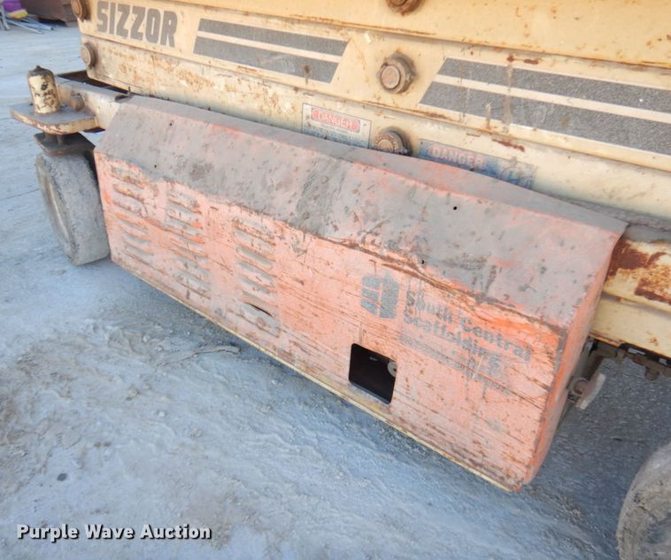 image for item JS9512 JLG CM-233  scissor lift