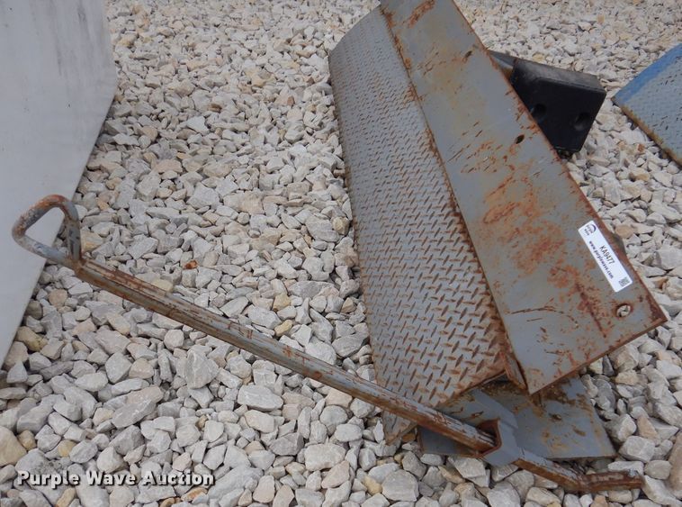 image for item KA9477 Bluff 20EP72  mechanical edge of dock leveler