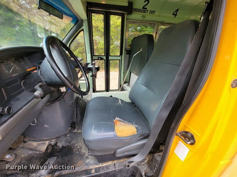 image for item KQ9162 1994 Ford E350  school bus