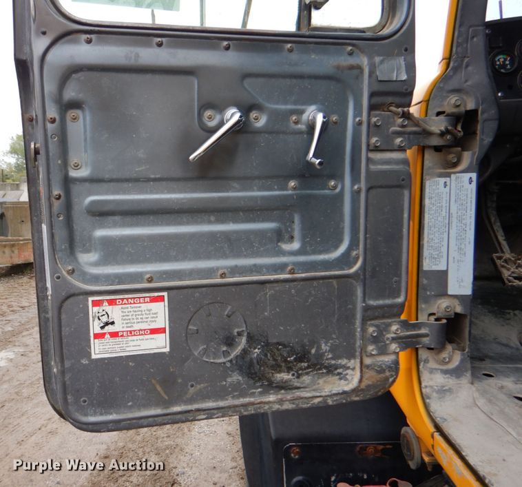 image for item DG1876 1999 Mack RD690S  ready mix truck