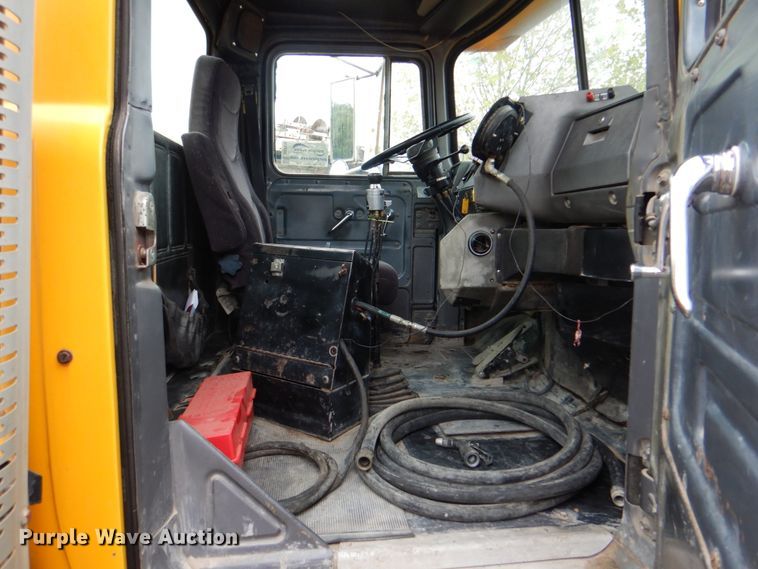 image for item DG1876 1999 Mack RD690S  ready mix truck