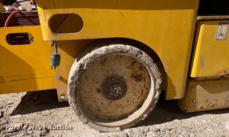 image for item DJ7425 2002 Haulotte Compact 2747E  scissor lift