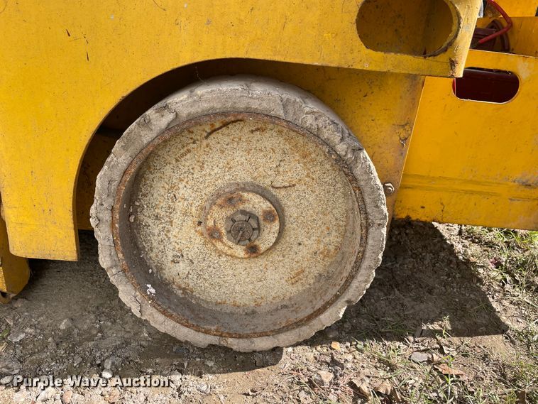 image for item DJ7425 2002 Haulotte Compact 2747E  scissor lift