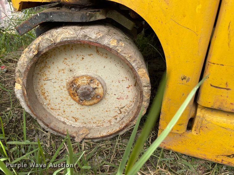 image for item DJ7425 2002 Haulotte Compact 2747E  scissor lift