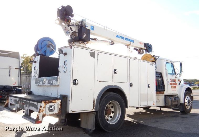 image for item DK1239 2001 International 4700  utility / service truck