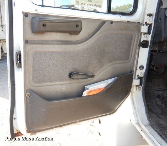 image for item DK1239 2001 International 4700  utility / service truck