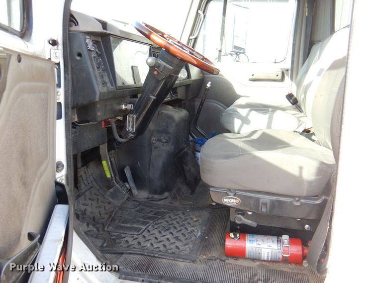 image for item DK1239 2001 International 4700  utility / service truck