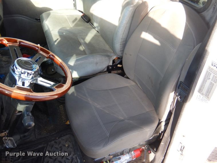 image for item DK1239 2001 International 4700  utility / service truck