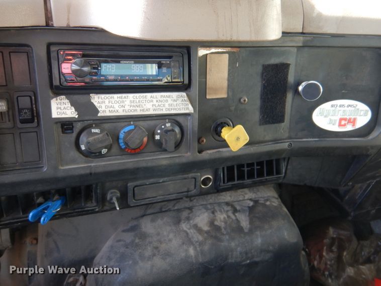 image for item DK1239 2001 International 4700  utility / service truck