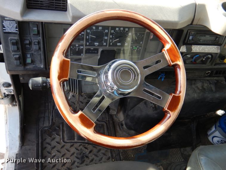 image for item DK1239 2001 International 4700  utility / service truck