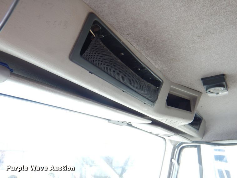 image for item DK1239 2001 International 4700  utility / service truck