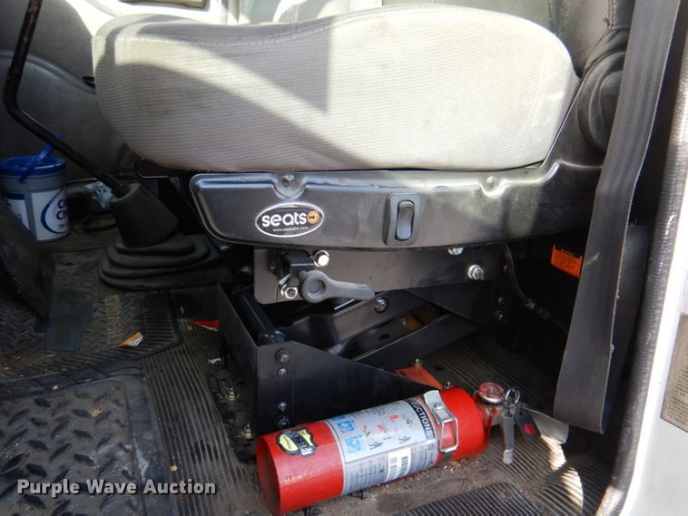 image for item DK1239 2001 International 4700  utility / service truck